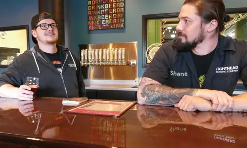 バーの後ろに2人