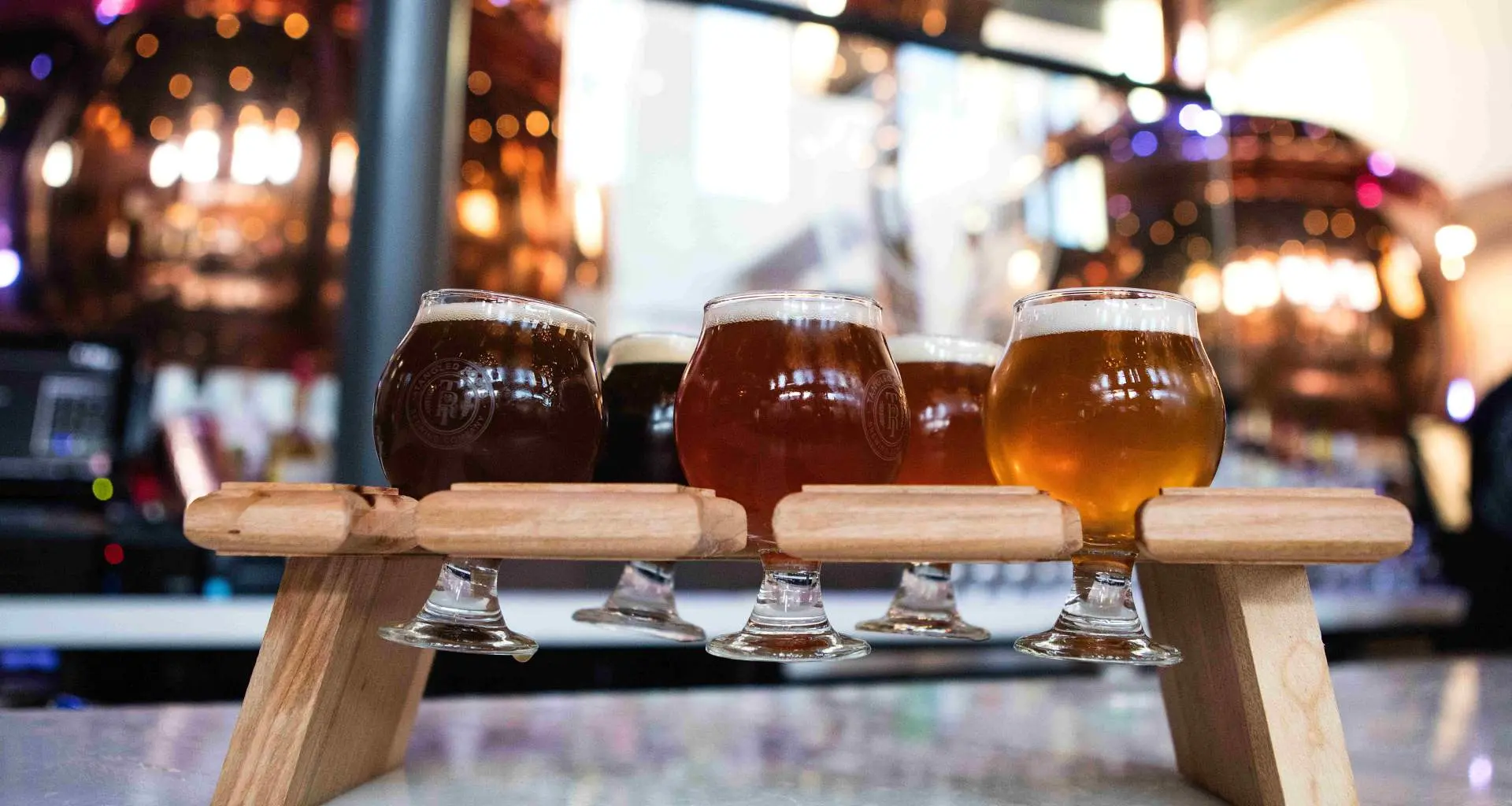 スタンドに置かれた5種類のクラフトビール