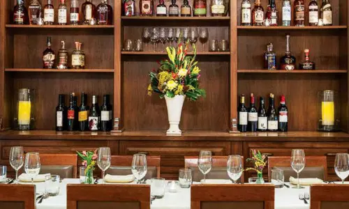 食事の準備が整ったダイニングテーブル