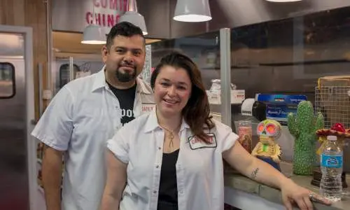 カフェ・トラのオーナー。 