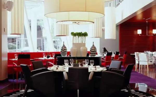 カフェ・デ・アーキテクツの内装。