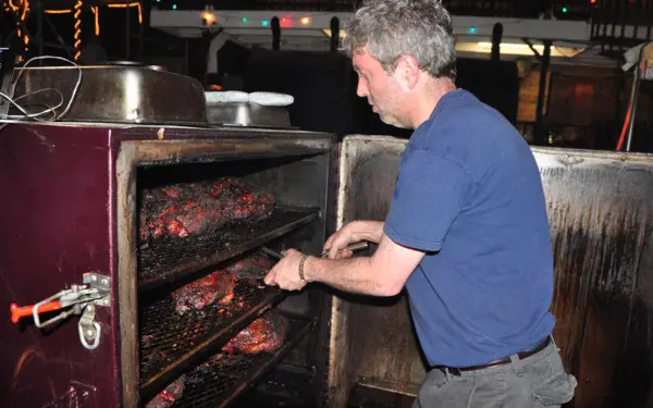 ホンキートンクBBQのオーナー、ウィリーが料理長を兼任