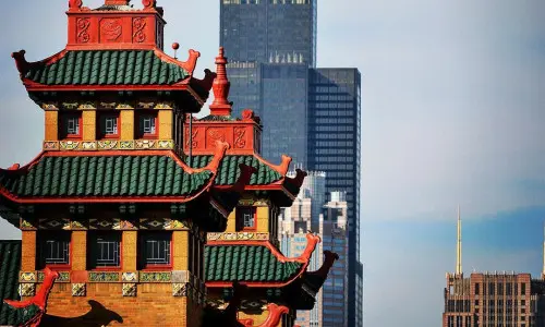 シカゴのチャイナタウンからスカイラインを望む