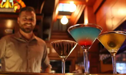 ピオリアのウォーター・ストリートのマルティニスのバーでカクテルを楽しむ