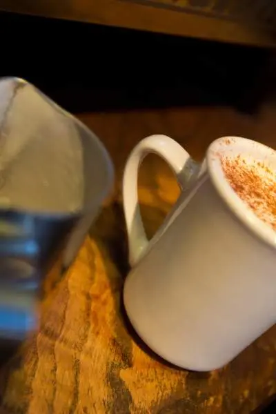パンプキン・スパイスド・ラテで満たされたコーヒーカップ