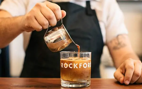 コーヒーを注ぐ人