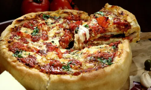 ディープディッシュピザのスライス