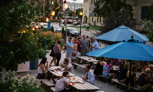 傘をさしてのエルフレスコ 