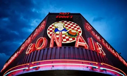 ライトアップされた料理店の看板