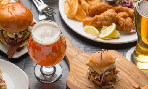 テーブルの上の食べ物と飲み物