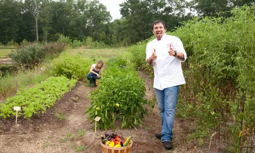 農作物集めに奔走するホタル・グリルのオーナーたち