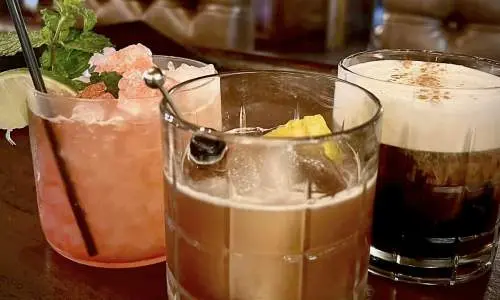 アルト・パスのハビシャム・ハウスのバーで3種類のカクテル