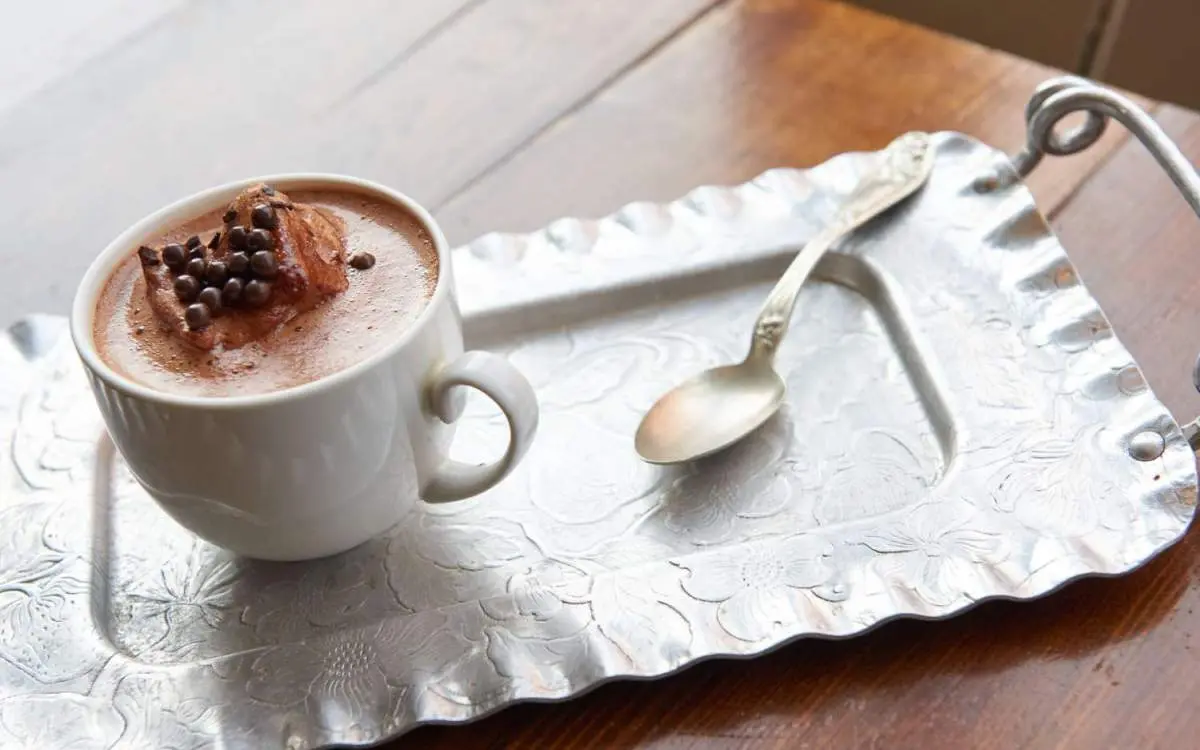トレイの上に置かれたホットチョコレートとティースプーン。