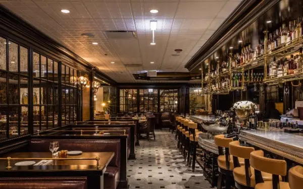 誰もいないレストランとバー