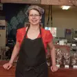 店の前に立つ女性