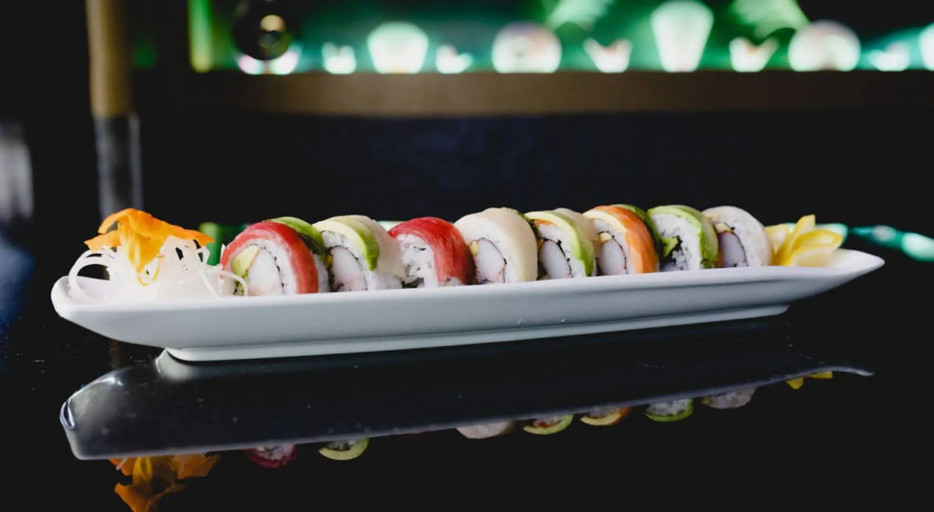 シャンペーン・アーバナにあるコフュージョンの皿に盛られた寿司。