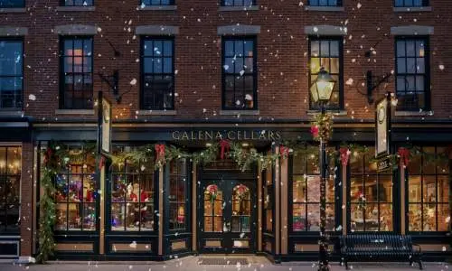 ホリデーシーズンのガレナ・セラーズの外観。