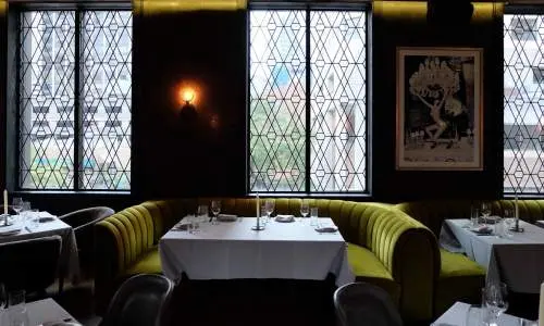 シカゴのメープル・アッシュ・レストランの内装。