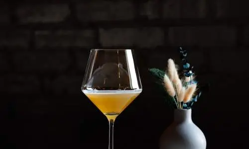 テーブルの上のグラスに注がれたビール