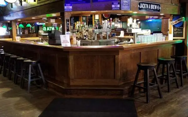 シャンペーン・アーバナのMurphy's Pubのスツールのあるバーカウンター。