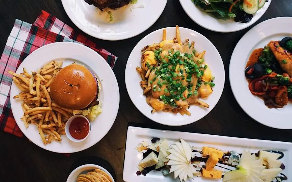 テーブルの上の料理の皿