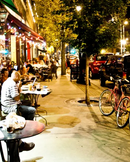 シャンペーンでアウトドア・ダイニングを楽しむ人々