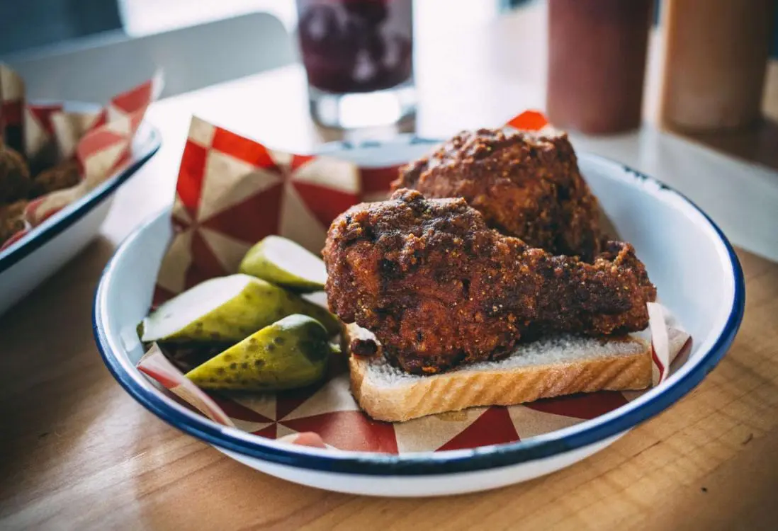 チキンドラムスティック2本とピクルスをパンにはさんで