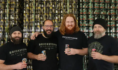 ビールを飲む人々