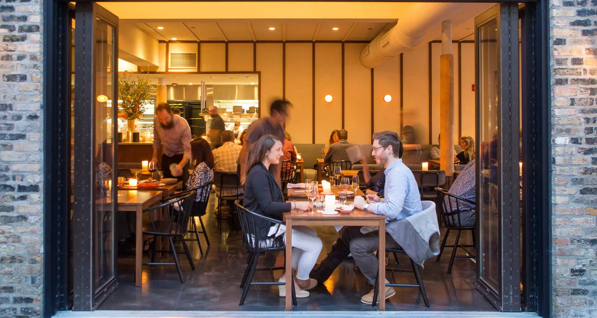 シカゴのウェストループのレストランで食事をするカップル。