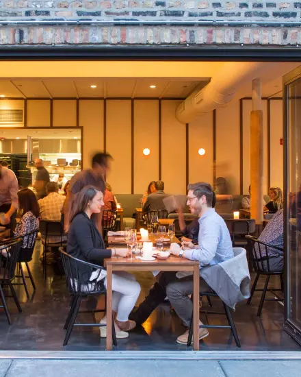 シカゴのウェストループのレストランで食事をするカップル。