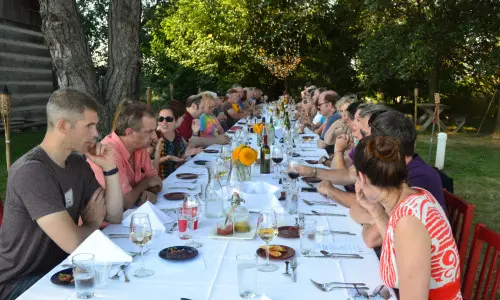 外で食事をする人々