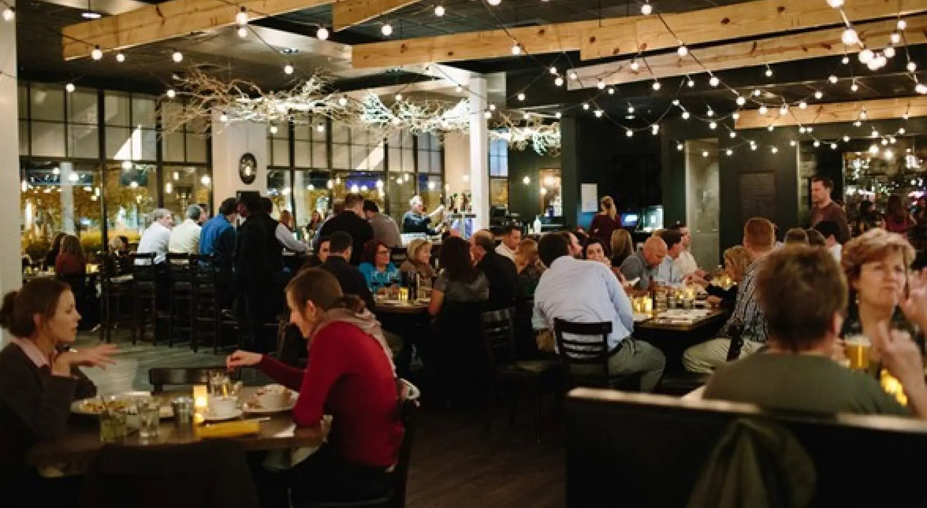 シャンペーンのダウンタウンにあるビッグ・グローブ・レストランの店内で食事をする人々。