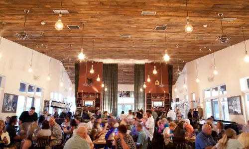 食事をする人々がいるレストランの内部