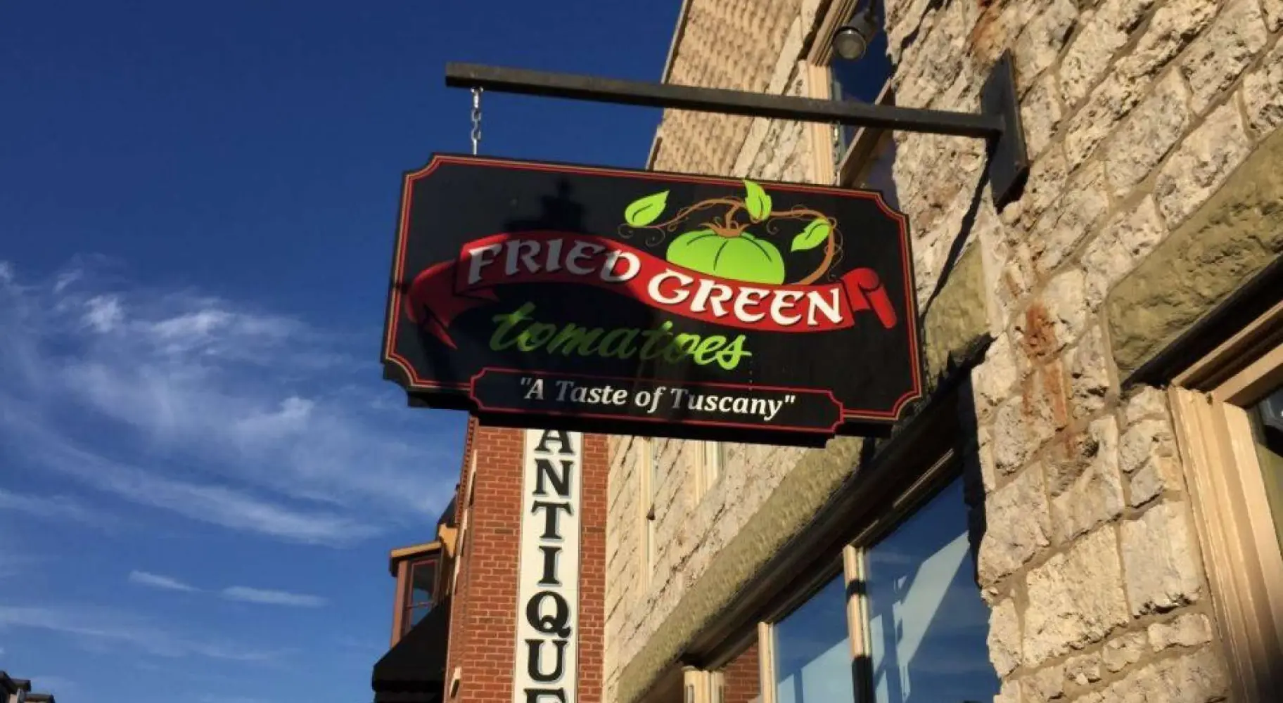 フライド・グリーン・トマト・レストランの看板