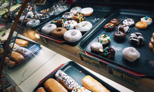 ガラス容器の中のトレイに乗ったお菓子