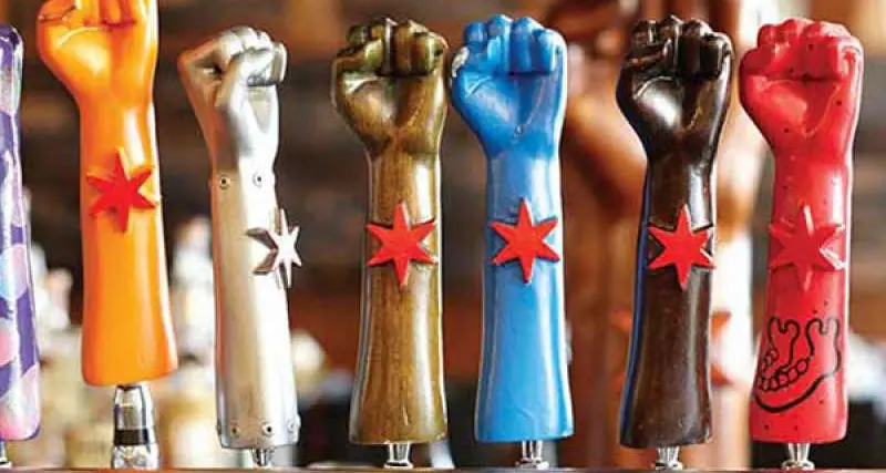 拳の形をしたレボリューション・ブルーイングのビール・タップハンドルが7つ並ぶ 