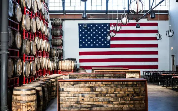 レボリューション・ブルワリーのテイスティング・ルームの樽の壁 