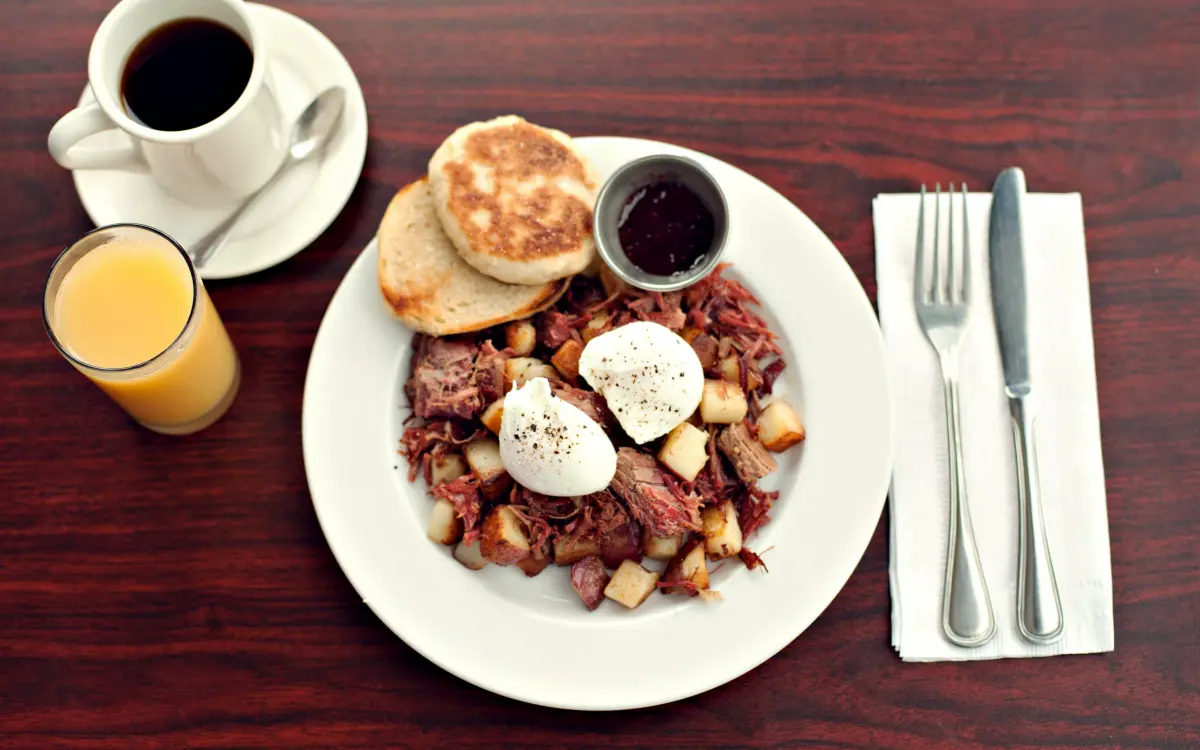 コーヒーとオレンジジュースの朝食