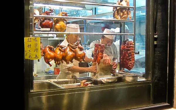 アーガイル通りの肉が吊るされた窓の正面