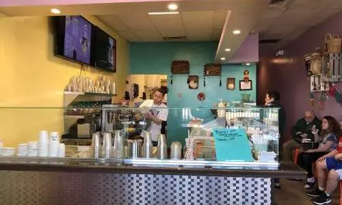 イエニズ・パラルテ・メキシカン・アイスクリームの黄色、ピンク、ブルーの内装。