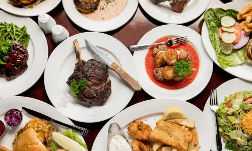 シャンペーン郡で撮影された1枚の写真には、さまざまな料理が写っている。