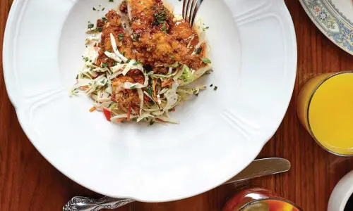 皿の上のチキンサラダ