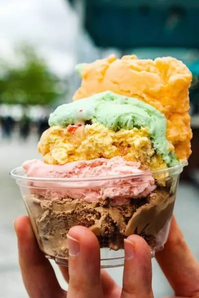 透明なプラスチックのボウルに入ったカラフルなアイスクリーム。
