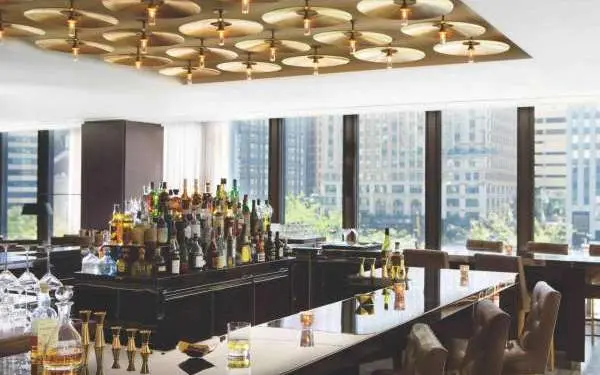 街を見渡せる窓の多いバーの内装。 