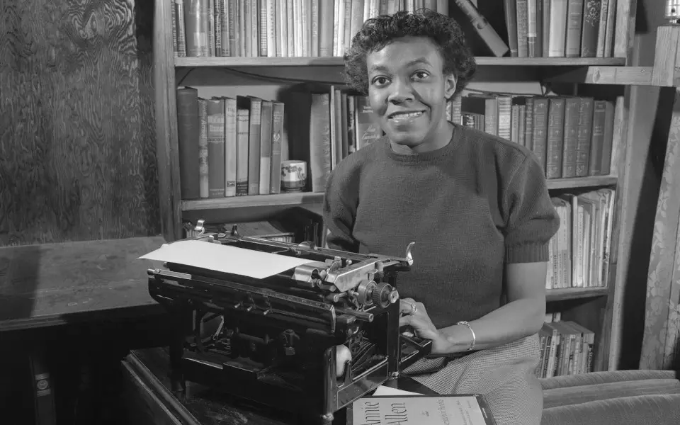 図書館でタイプライターの前に座る女性