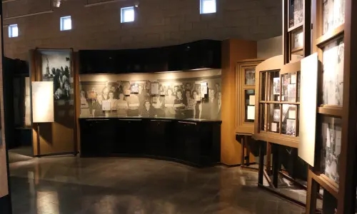 壁に絵が飾られ、ライトが照らされた部屋