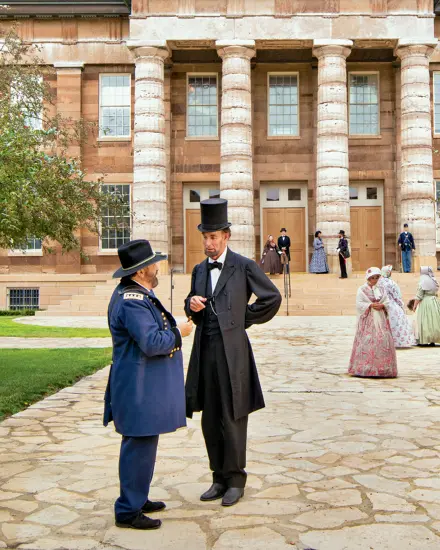 大きなビルの前に立つリンカーン 