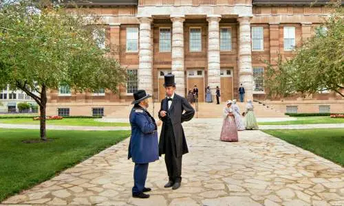 大きなビルの前に立つリンカーン 