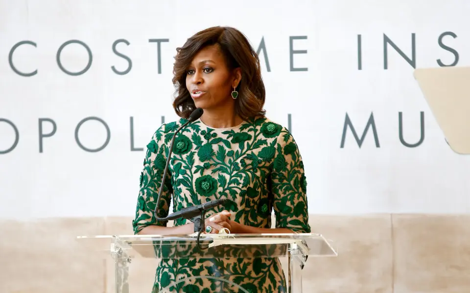 演壇で話す女性