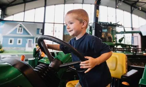 トラッカーの上に座る子供 